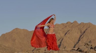 Çölde etnik danslar dans güzel kız