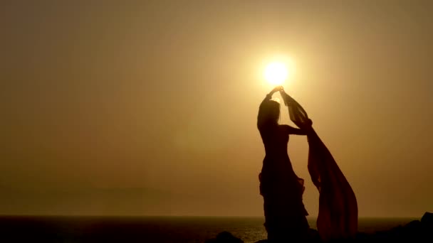 Sylwetka brzuch kobiety, taniec w piękny zachód słońca — Wideo stockowe