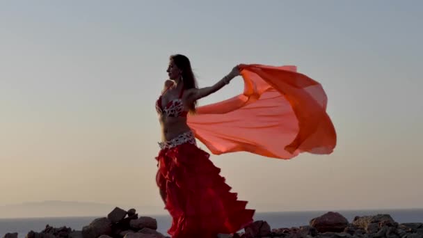 Mooi meisje etnische dansen dancing in woestijn — Stockvideo