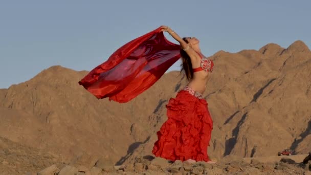 Menina bonita dançando danças étnicas no deserto — Vídeo de Stock