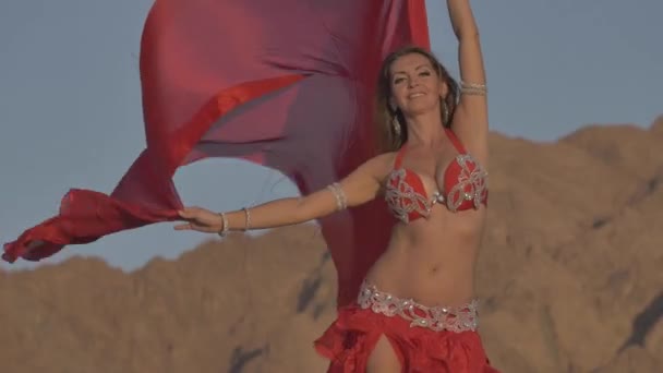 Hermosa chica bailando danzas étnicas en el desierto — Vídeo de stock