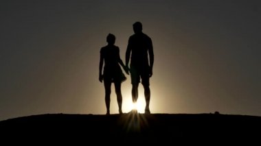 Bir kadın ve erkeğin silueti.