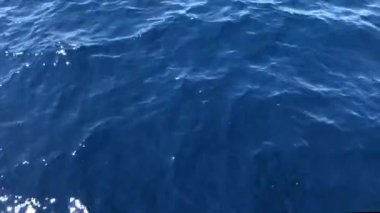 Tekne deniz yüzeyinde hareket ederken kamerayı sudan ufka kaldırıyorum..