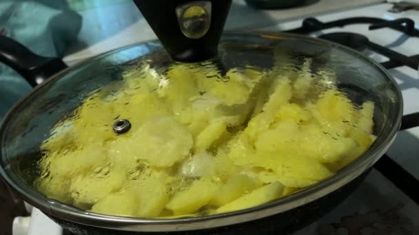 Les Pommes Terre Fraîches Sont Frites Dans Une Poêle Gros — Video