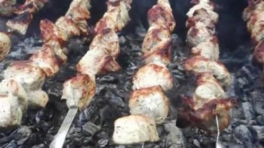 Şiş şiş kebap şiş. Kablolar sola..