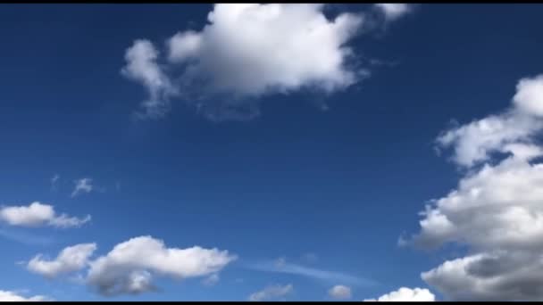 Zaman Ayarlı Güzel Kümülüs Bulutları Açık Mavi Gökyüzünde Uçar Zleyiciden — Stok video