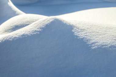 Kış taze kar kaplama şablonu. Karla kaplı manzara. Kar tanesi ve buz tepeciği