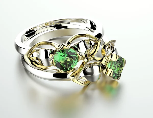 Zásnubní prsten s smaragd. — Stock fotografie