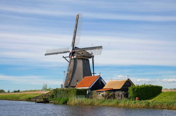 運河の伝統的なオランダの風車 オランダの有名な村で屋外シーン Kinderdijk Holland — ストック写真