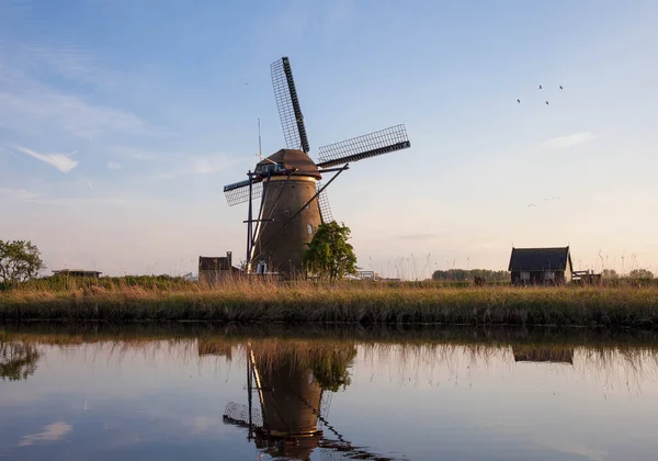 Традиционная Голландская Ветряная Мельница Отражается Водной Поверхности Канала Сцена Открытым — стоковое фото