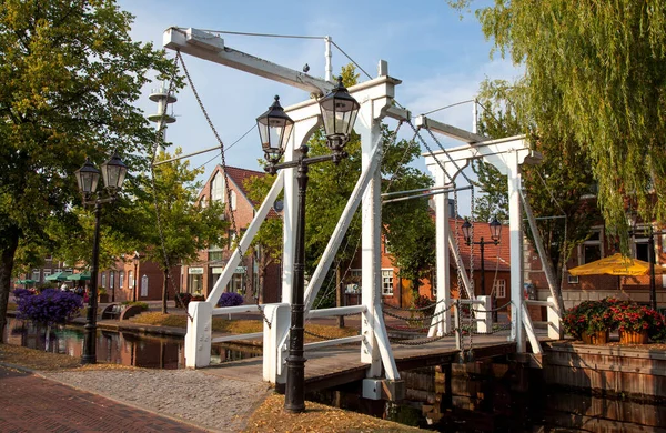 Papenburg Alemanha Julho 2018 Ponte Levadiça Típica Sobre Canal Cidade — Fotografia de Stock