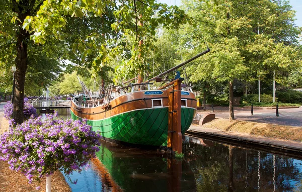 Navegando Navio Margaretha Von Papenburg Canal Principal Cityscape Com Navio — Fotografia de Stock