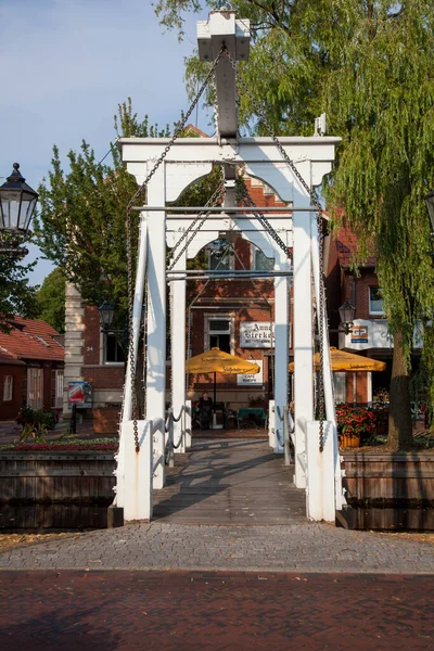 Papenburg Alemanha Julho 2018 Ponte Levadiça Típica Sobre Canal Cidade — Fotografia de Stock