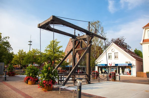 Papenburg Alemanha Julho 2018 Ponte Levadiça Típica Sobre Canal Cidade — Fotografia de Stock