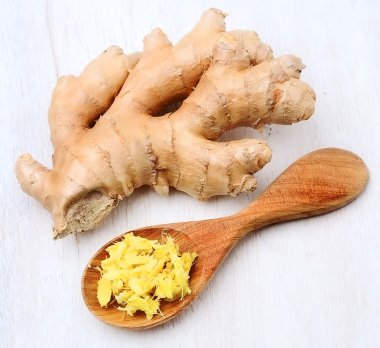 Zencefil kökü. Dilimler zencefil. Baharat