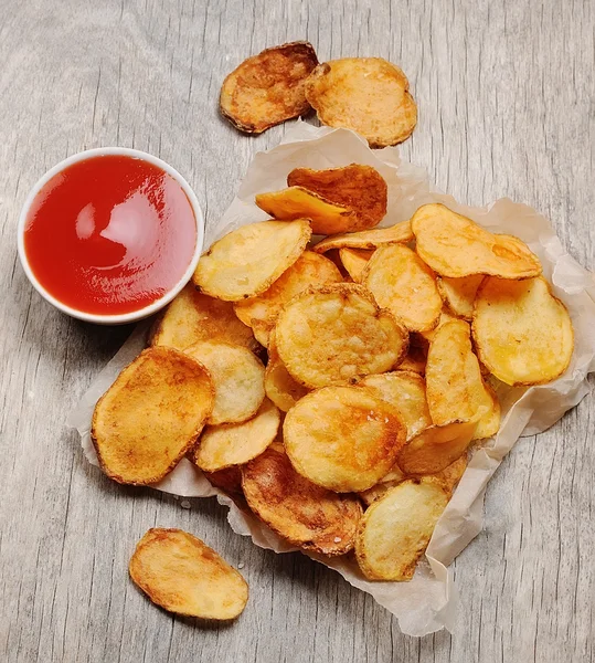 Homemade chips with tomato sauce. Potato chips — Stock Photo, Image