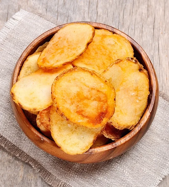 Hausgemachte Kartoffelchips — Stockfoto