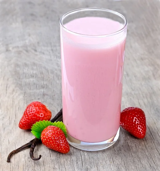 Färska jordgubbar frukt och smoothies — Stockfoto