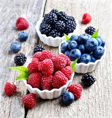 Tatlı berry karışımı ahşap arka plan üzerinde.