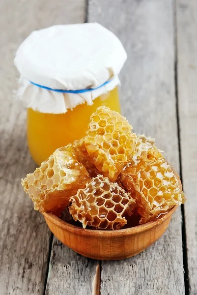 Honungskaka med honung — Stockfoto