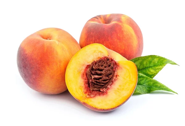 Söt persika på vit bakgrund — Stockfoto