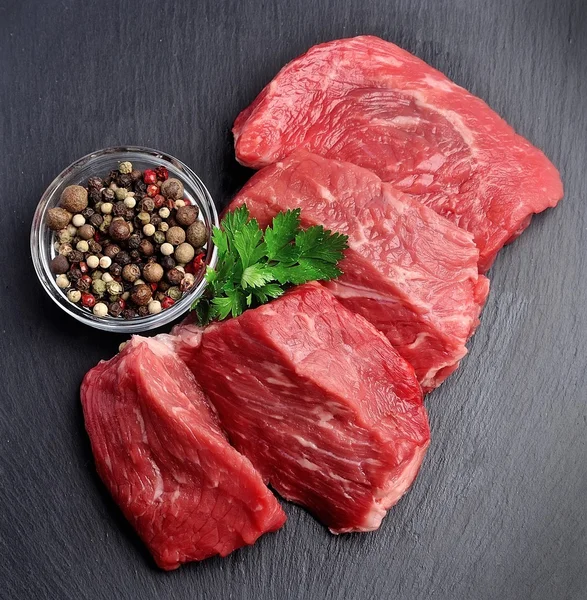 Pedaços de carne bruta — Fotografia de Stock