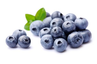 Tatlı yaban mersinleri beyaz arka planda yakın plan.