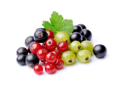 Beyaz arka planda yaprakları olan tatlı meyveler..