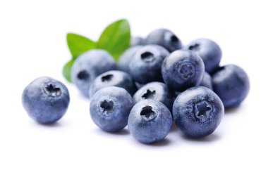 Beyaz arka planda yaprakları olan Bilberry.