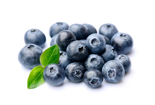 Reife Blaubeeren Mit Blättern Auf Weißem Hintergrund — Stockfoto