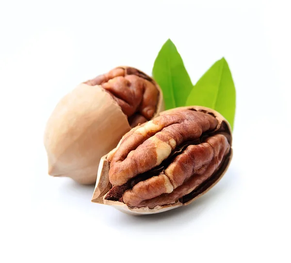 Nueces Pacana Con Hojas Sobre Fondos Blancos — Foto de Stock