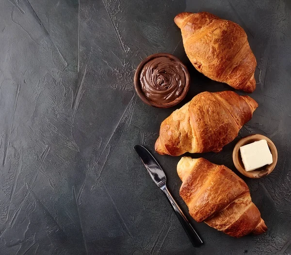 Sød Fransk Croissant Med Chokoladecreme Smør Sorte Betonborde - Stock-foto