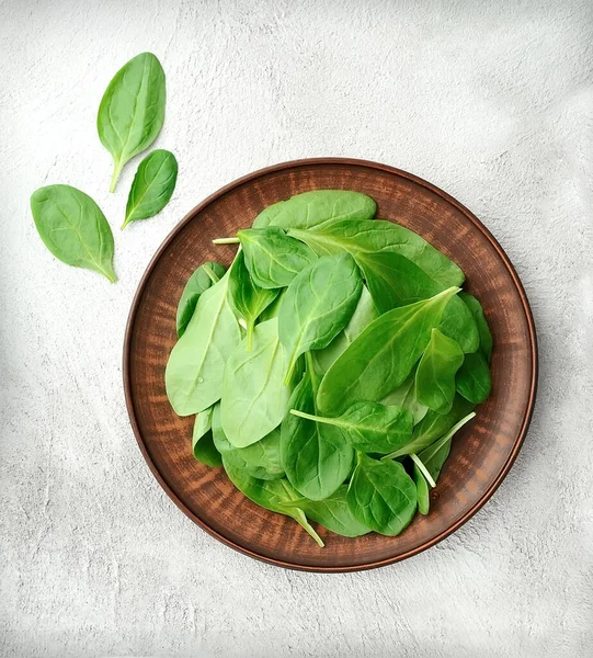 Salade Épinards Dans Une Assiette Sur Fond Béton — Photo