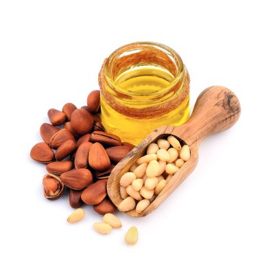 Beyaz arka planda çam fıstığı olan sağlıklı çam yağı.