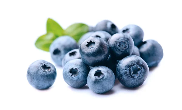 Blaubeeren Mit Blättern Auf Weißem Hintergrund Gesunde Lebensmittelzutat — Stockfoto