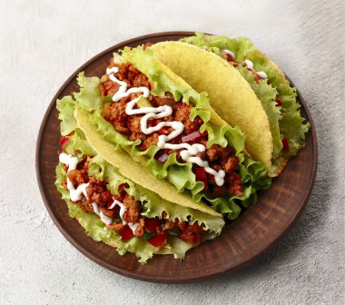 Meksika yemeği. Tabakta biftekli taco. Ulusal Dişlek