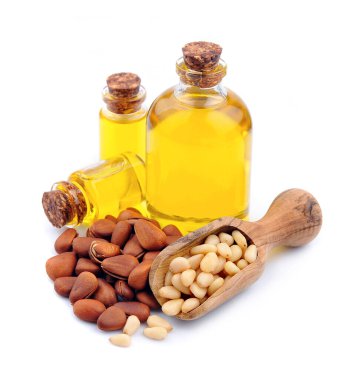 Beyaz arka planda çam fıstıklı çam yağı.