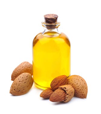 Bir şişe badem yağı ve beyaz arka planda badem ezmesi. Sağlıklı besin maddeleri.
