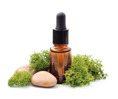 Beyaz arka planda doğal kozmetik ve doğal kürk. Bitkisel içerikli kozmetik ürünler.