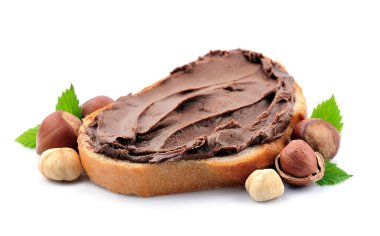 Beyaz arka planda fındıklı fındıklı fındık ezmeli tost.