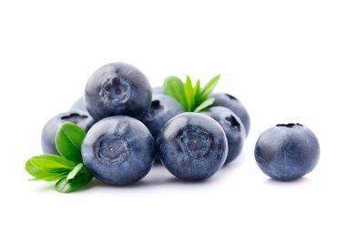 Beyaz arka planda yaprakları olan tatlı yabanmersini..