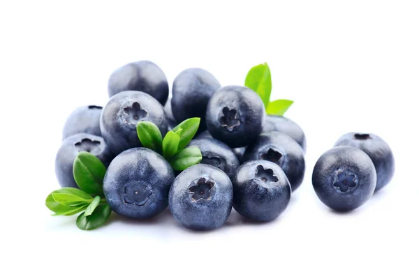 Süße Blaubeeren Mit Blättern Auf Weißem Hintergrund — Stockfoto