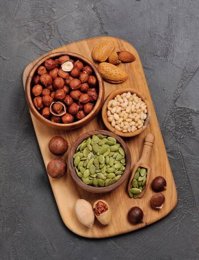 Gemide bir sürü kaçık var. Badem, fileto, çam, makadami ve kabak çekirdeği..