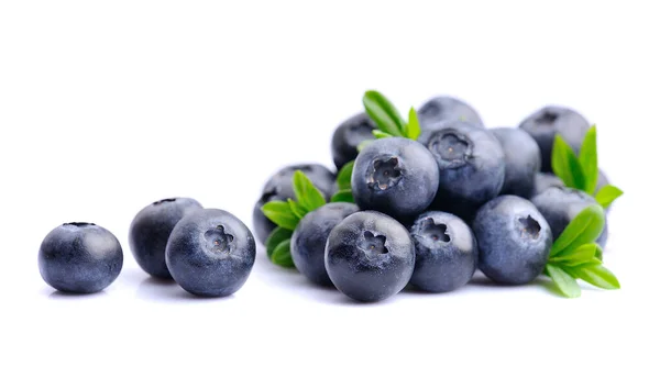 Haufen Blaubeeren Mit Blättern Auf Weißem Hintergrund — Stockfoto