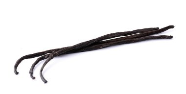 Beyaz arka planda izole edilmiş vanilya kabukları.