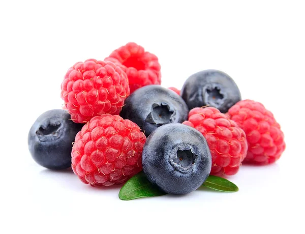 白色背景的甜蓝莓和覆盆子 — 图库照片