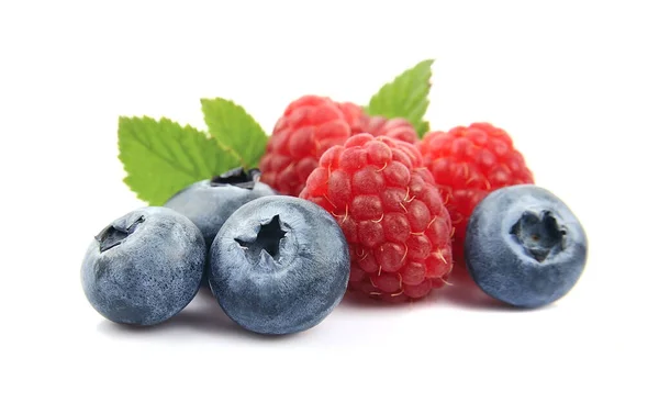 Reife Blaubeeren Und Himbeeren Mit Blättern Nahaufnahme Auf Weißem Hintergrund — Stockfoto