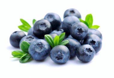 Beyaz arka planda yaprakları olan bilberry 'ler.