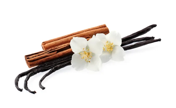 Vanillestangen Mit Weißen Blüten Und Zimtsteaks Auf Weißem Hintergrund — Stockfoto