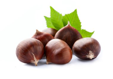 Beyaz arka planda yaprakları olan kestaneler.